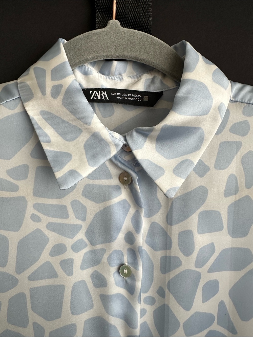 Zara Women’s Blue & White Abstract Print Button Down Blouse - Picture 8 of 15